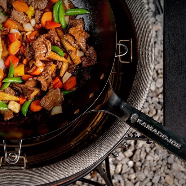 Detailshot wokken in Kamado Joe