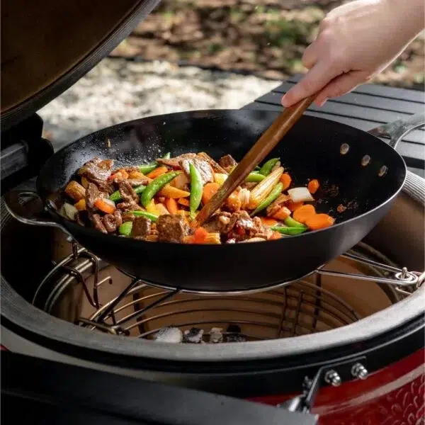 Wokken in Kamado Joe